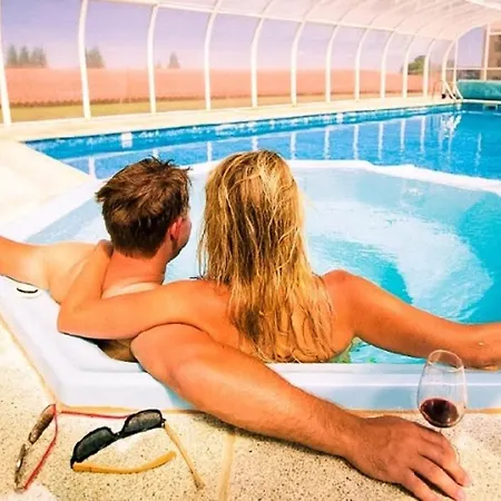 One Bedroom With Shared Pool Jacuzzi And Furnished Terrace At Armamar * פורטו